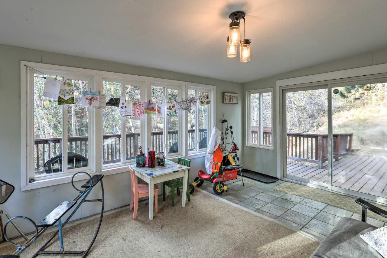 Stunning Golden Home With Deck About 35 Mi To Denver! المظهر الخارجي الصورة