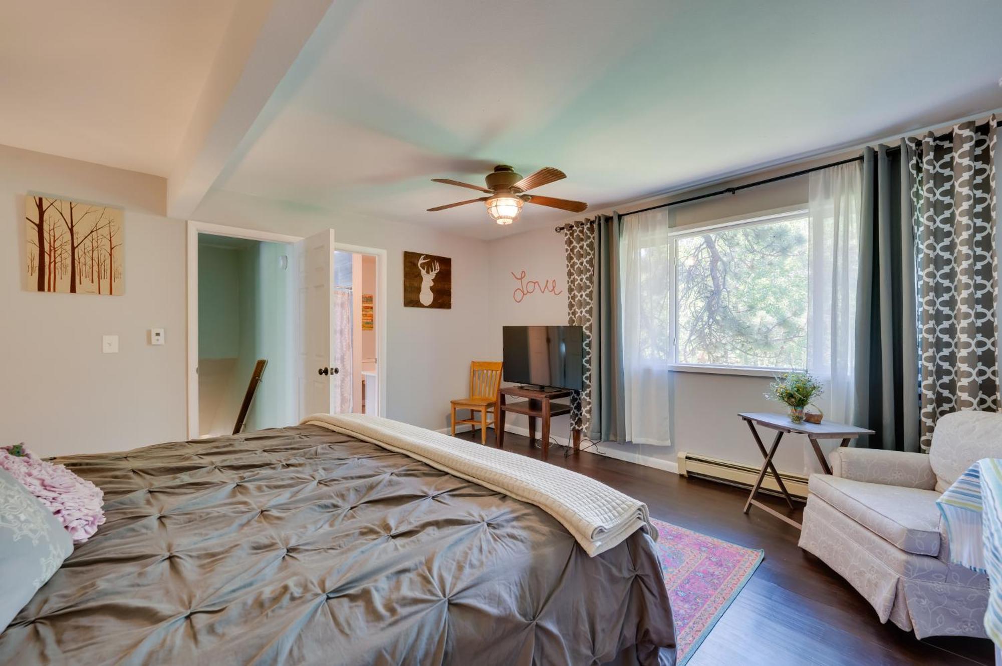 Stunning Golden Home With Deck About 35 Mi To Denver! المظهر الخارجي الصورة