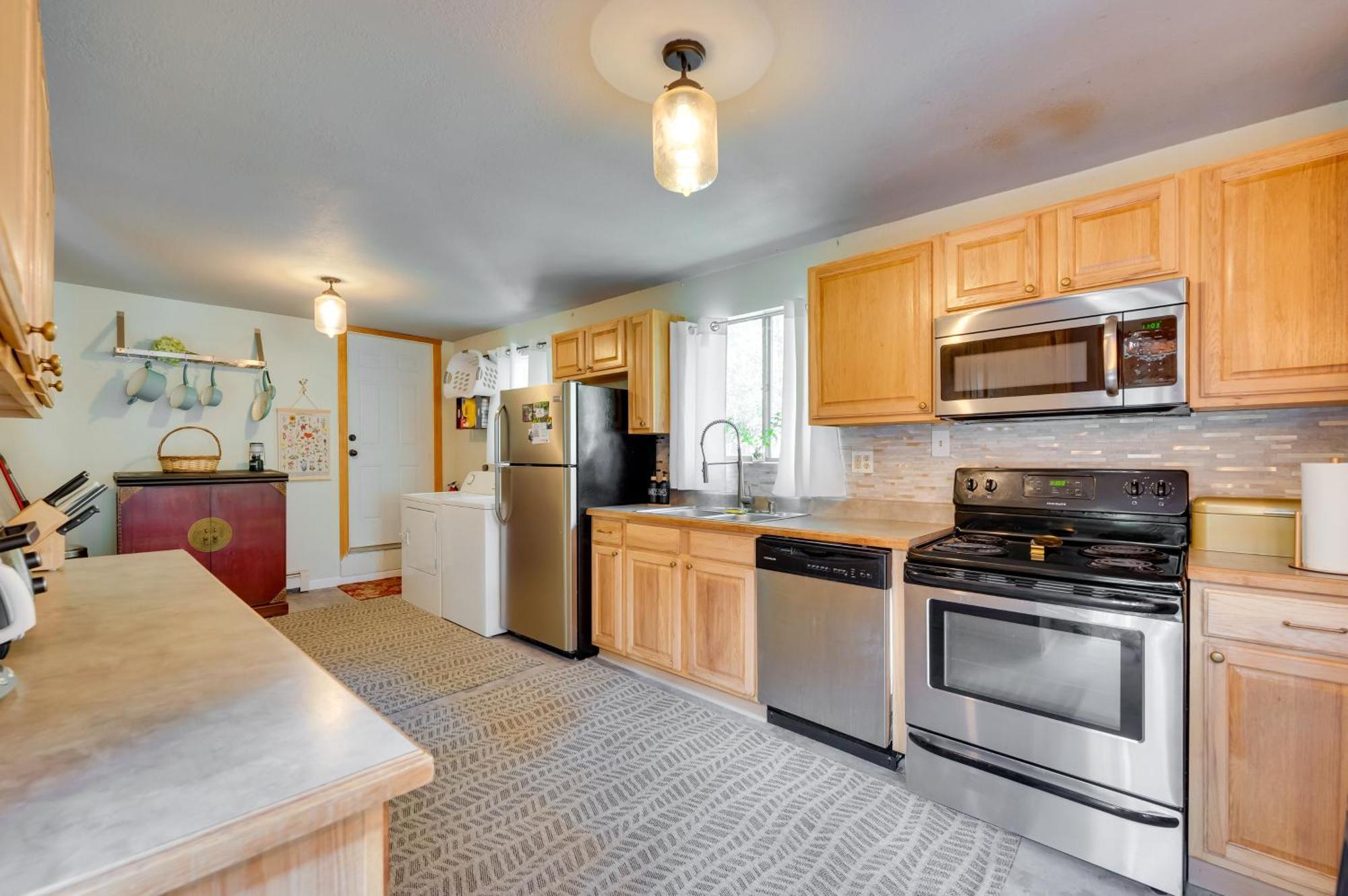 Stunning Golden Home With Deck About 35 Mi To Denver! المظهر الخارجي الصورة