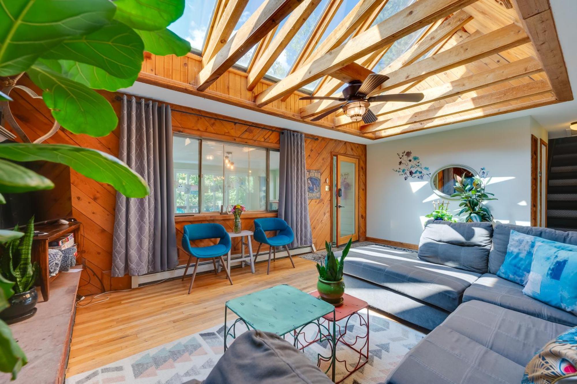 Stunning Golden Home With Deck About 35 Mi To Denver! المظهر الخارجي الصورة