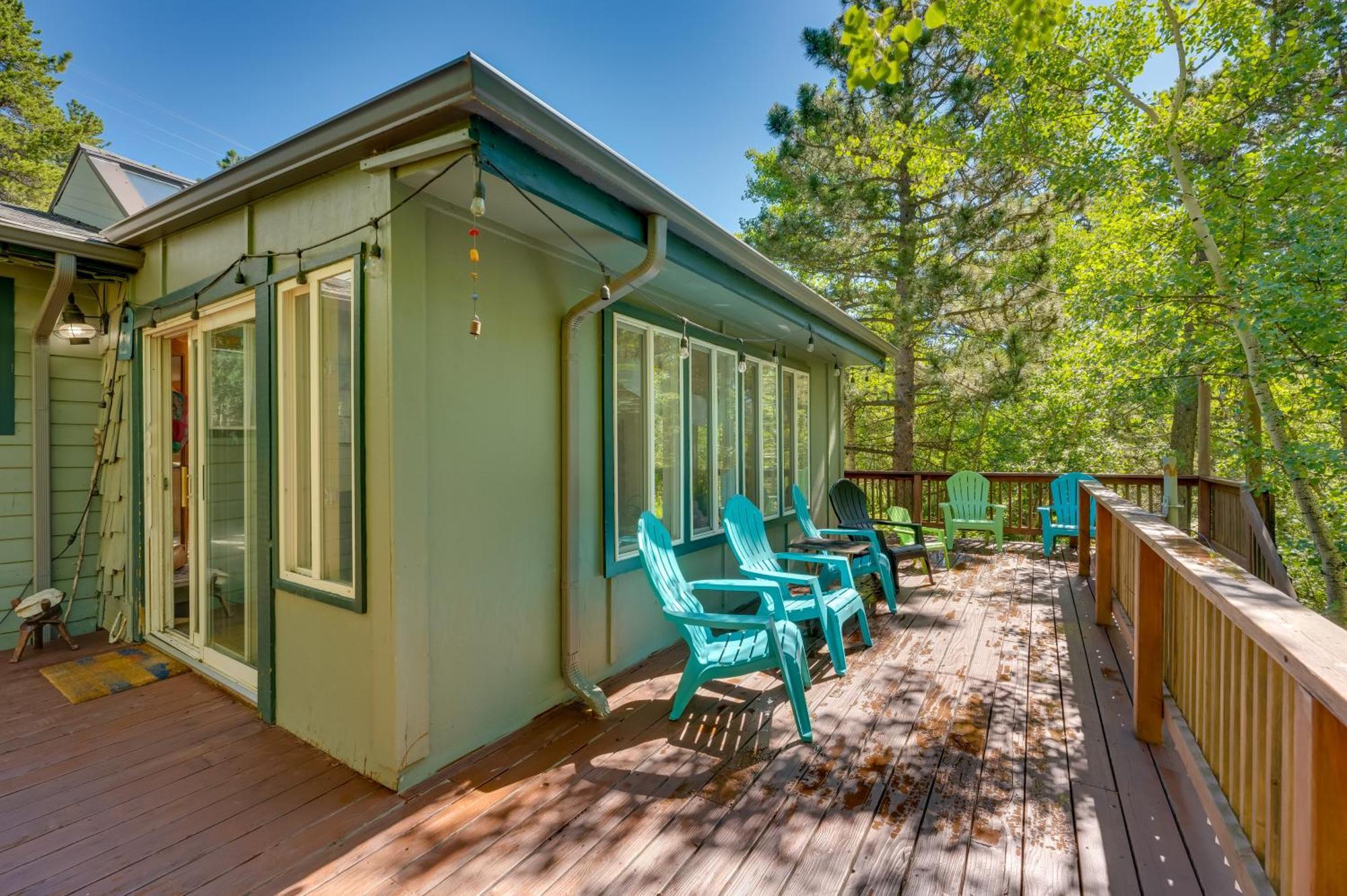 Stunning Golden Home With Deck About 35 Mi To Denver! المظهر الخارجي الصورة