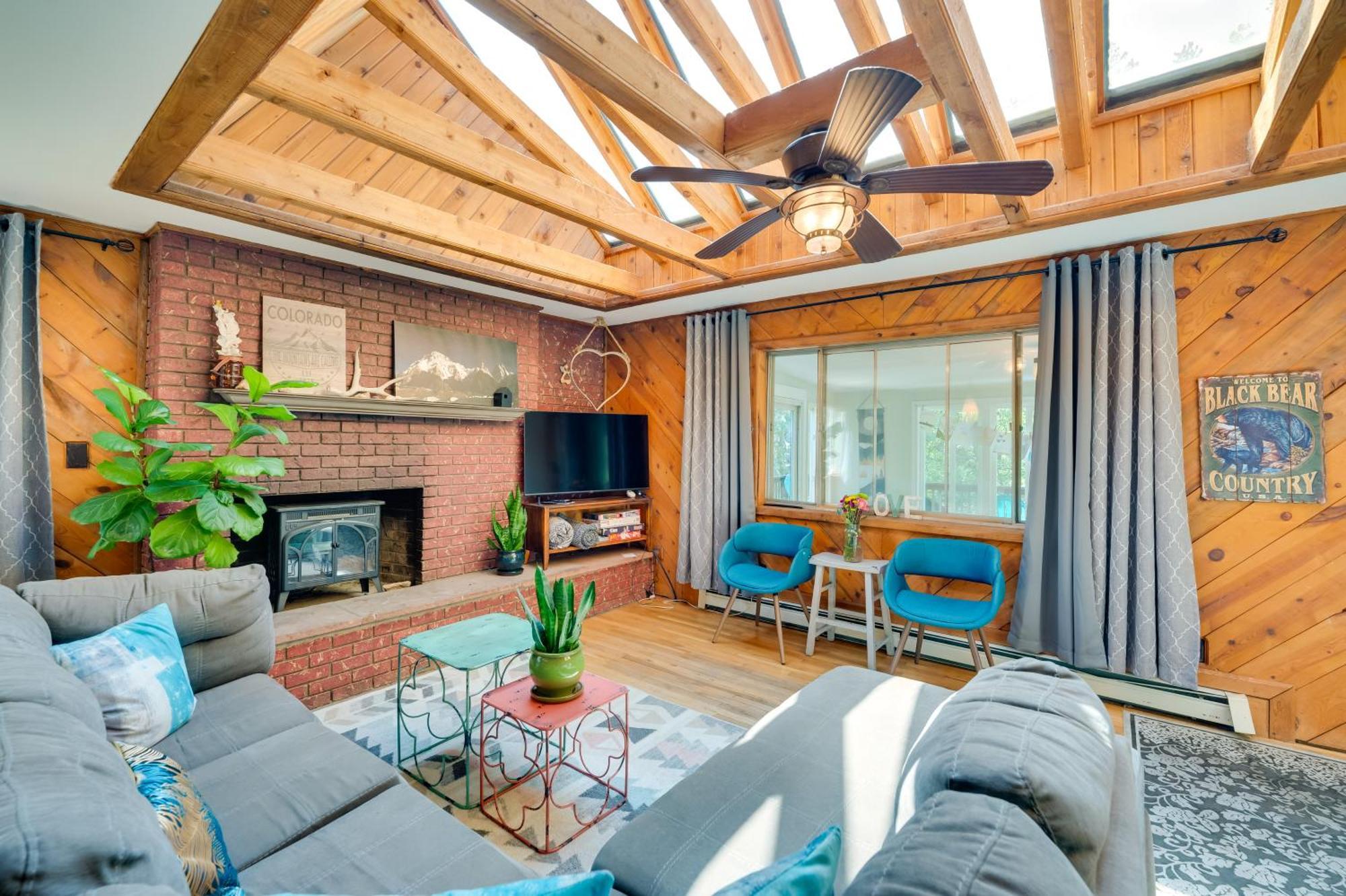 Stunning Golden Home With Deck About 35 Mi To Denver! المظهر الخارجي الصورة