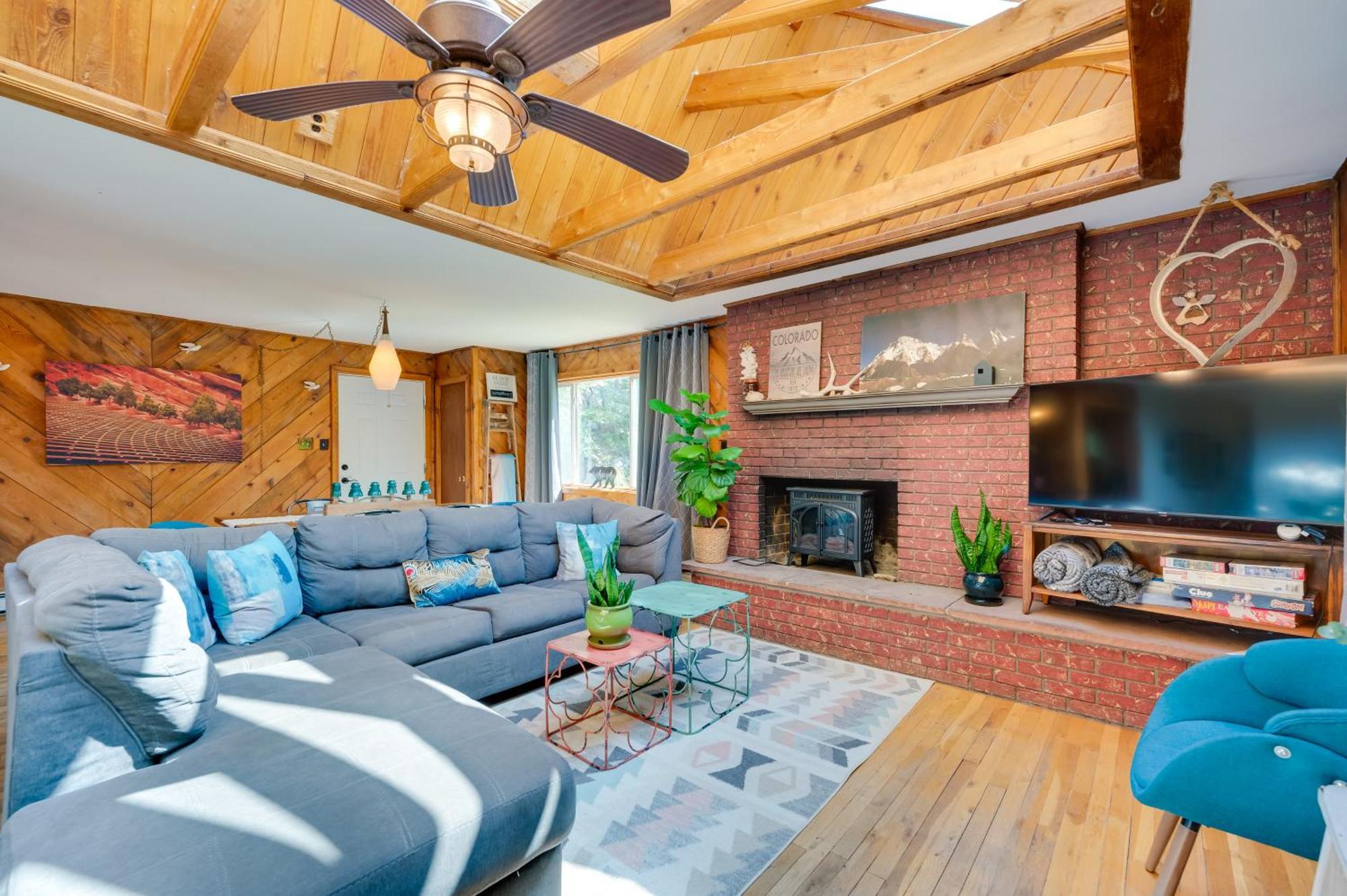 Stunning Golden Home With Deck About 35 Mi To Denver! المظهر الخارجي الصورة